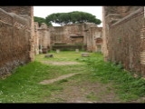 03146 ostia - regio i - insula xii - caseggiato dei triclini (i,xii,1) - decumanus maximus - vestibulum - bli in den hof - blick von norden.jpg